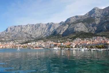 Makarska, Hırvatistan, 13.04.2021. Hırvatistan 'ın güneyindeki ünlü yazlık ve turizm beldesi