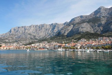 Makarska, Hırvatistan, 13.04.2021. Hırvatistan 'ın güneyindeki ünlü yazlık ve turizm beldesi