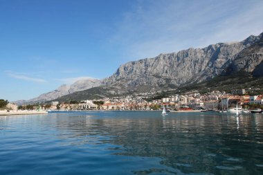 Makarska, Hırvatistan, 13.04.2021. Hırvatistan 'ın güneyindeki ünlü yazlık ve turizm beldesi