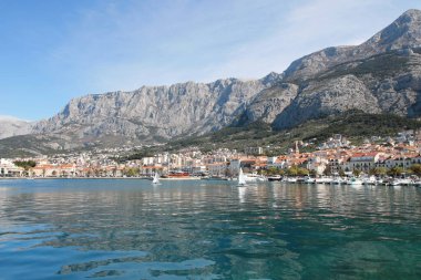 Makarska, Hırvatistan, 13.04.2021. Hırvatistan 'ın güneyindeki ünlü yazlık ve turizm beldesi