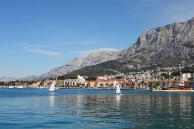 Makarska, Hırvatistan, 13.04.2021. Hırvatistan 'ın güneyindeki ünlü yazlık ve turizm beldesi