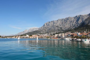Makarska, Hırvatistan, 13.04.2021. Hırvatistan 'ın güneyindeki ünlü yazlık ve turizm beldesi