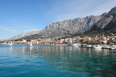 Makarska, Hırvatistan, 13.04.2021. Hırvatistan 'ın güneyindeki ünlü yazlık ve turizm beldesi