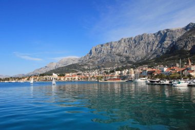 Makarska, Hırvatistan, 13.04.2021. Hırvatistan 'ın güneyindeki ünlü yazlık ve turizm beldesi