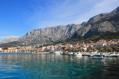 Makarska, Hırvatistan, 13.04.2021. Hırvatistan 'ın güneyindeki ünlü yazlık ve turizm beldesi