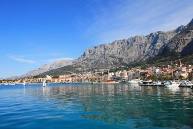 Makarska, Hırvatistan, 13.04.2021. Hırvatistan 'ın güneyindeki ünlü yazlık ve turizm beldesi