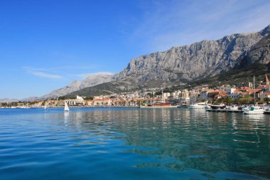 Makarska, Hırvatistan, 13.04.2021. Hırvatistan 'ın güneyindeki ünlü yazlık ve turizm beldesi