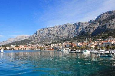 Makarska, Hırvatistan, 13.04.2021. Hırvatistan 'ın güneyindeki ünlü yazlık ve turizm beldesi