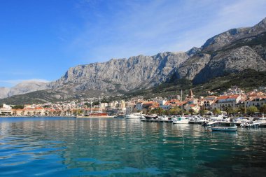 Makarska, Hırvatistan, 13.04.2021. Hırvatistan 'ın güneyindeki ünlü yazlık ve turizm beldesi