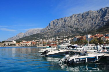 Makarska, Hırvatistan, 13.04.2021. Hırvatistan 'ın güneyindeki ünlü yazlık ve turizm beldesi