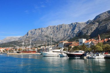 Makarska, Hırvatistan, 13.04.2021. Hırvatistan 'ın güneyindeki ünlü yazlık ve turizm beldesi