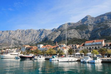 Makarska, Hırvatistan, 13.04.2021. Hırvatistan 'ın güneyindeki ünlü yazlık ve turizm beldesi