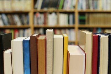 Kitap kütüphanede masanın üzerinde.