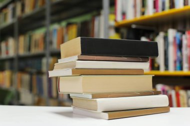 Kitap kütüphanede masanın üzerinde.