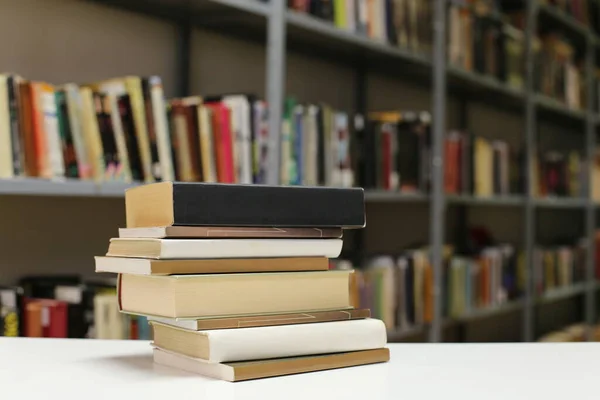 Libro Sobre Mesa Biblioteca — Foto de Stock