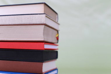 Yeşil arkaplan üzerine kitap yığını