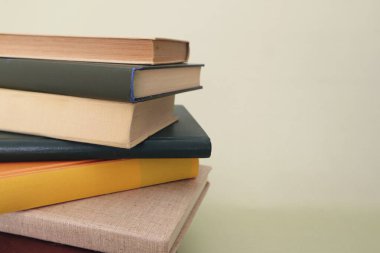 Yeşil arkaplan üzerine kitap yığını