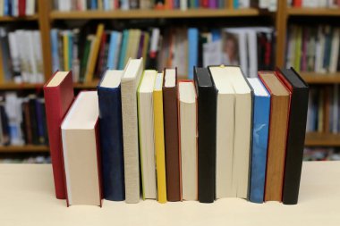 Kitap kütüphanede masanın üzerinde.