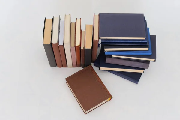 Libros Sobre Mesa Blanca — Foto de Stock