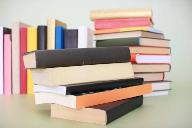 Yeşil arkaplan üzerine kitap yığını