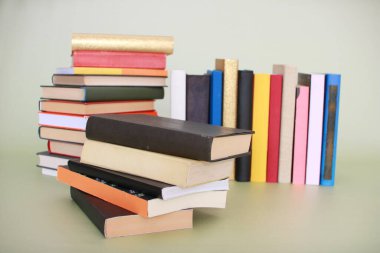 Yeşil arkaplan üzerine kitap yığını