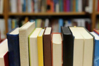 Kitap kütüphanede masanın üzerinde.