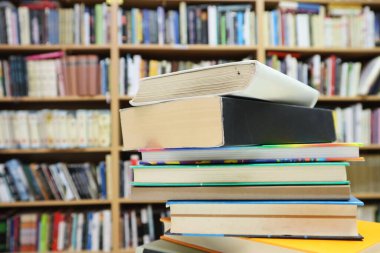 Kitap kütüphanede masanın üzerinde.