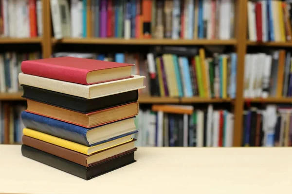 Livro Sobre Mesa Biblioteca — Fotografia de Stock