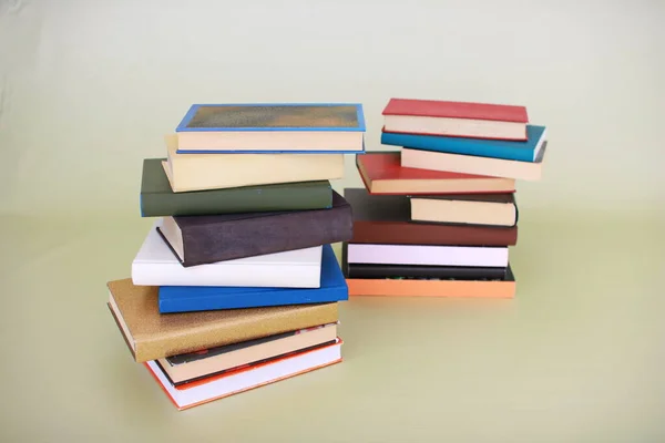 Stapel Von Büchern Auf Grünem Hintergrund — Stockfoto