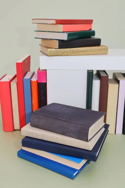 Stapel Von Büchern Auf Grünem Hintergrund — Stockfoto