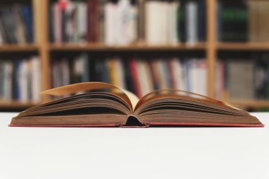  Kütüphanedeki masada kitabı aç