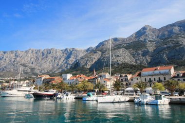  Makarska, Hırvatistan, 04.05.2021. Makarska, Hırvatistan 'ın güneyinde küçük bir turizm kasabası