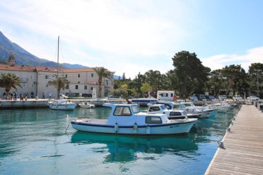  Makarska, Hırvatistan, 04.05.2021. Makarska, Hırvatistan 'ın güneyinde küçük bir turizm kasabası