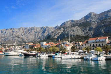  Makarska, Hırvatistan, 04.05.2021. Makarska, Hırvatistan 'ın güneyinde küçük bir turizm kasabası