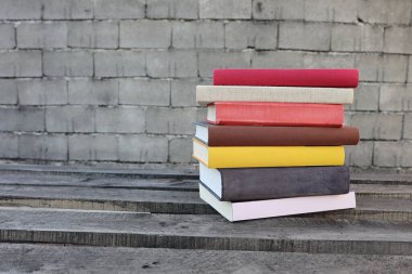  Ahşap bir kutuda kitaplar, endüstriyel bir ortamda kitaplar.