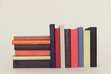 Yeşil arkaplan üzerine kitap yığını