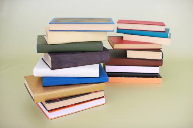 Yeşil arkaplan üzerine kitap yığını