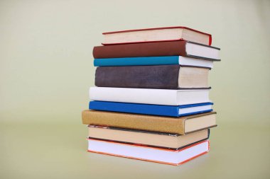 Yeşil arkaplan üzerine kitap yığını