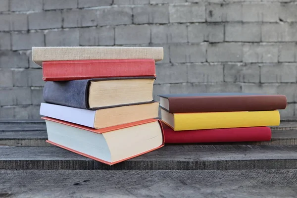 Libros Una Caja Madera Libros Entorno Industrial — Foto de Stock