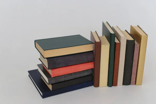 Stack Böcker Grön Bakgrund — Stockfoto