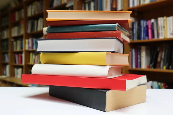 Libros Sobre Mesa Biblioteca — Foto de Stock