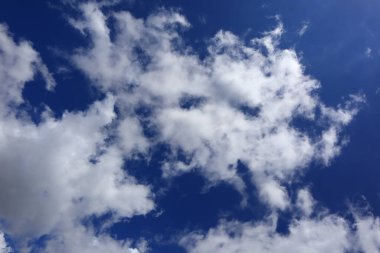 Beyaz bulutlu mavi gökyüzü