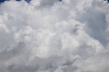 Beyaz bulutlu mavi gökyüzü