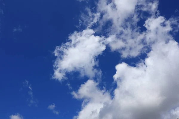Kék Fehér Felhőkkel — Stock Fotó
