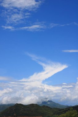 Beyaz bulutlu mavi gökyüzü