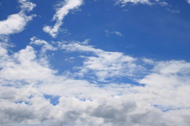 Beyaz bulutlu mavi gökyüzü