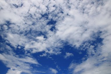 Beyaz bulutlu mavi gökyüzü