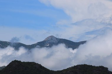 Beyaz bulutlu mavi gökyüzü