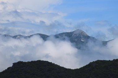 Beyaz bulutlu mavi gökyüzü