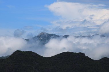 Beyaz bulutlu mavi gökyüzü